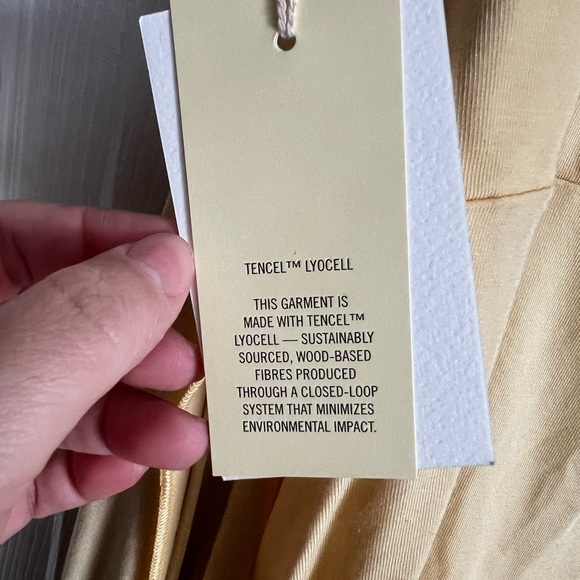 Chic Gold Sleeveless Dress - Picture 2 of 6